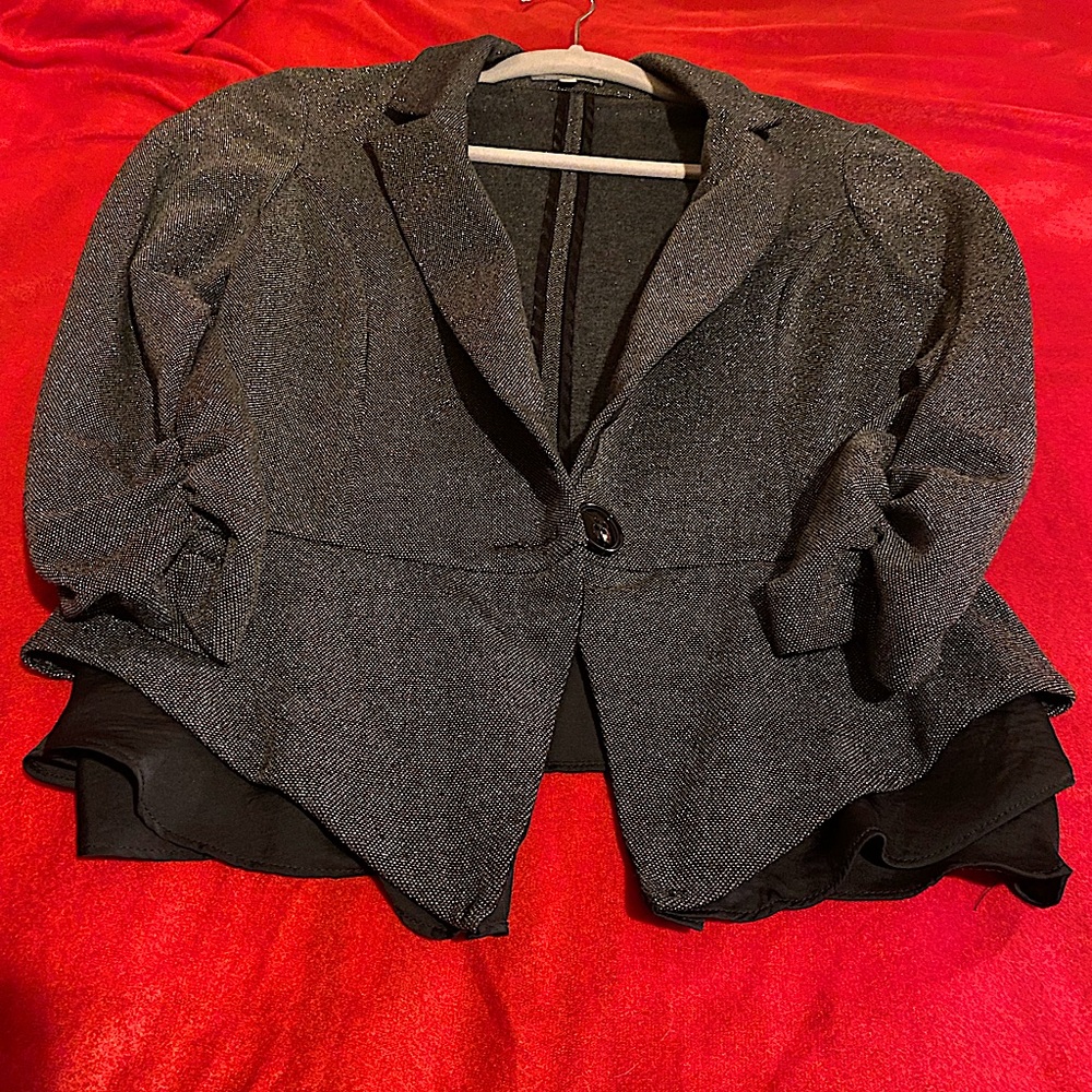 cute jacket with hints of glitter thru out gray fabrics. It’s a women’s small.